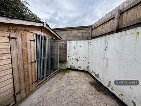 4 bedroom end of terrace house to rent - Photo 5