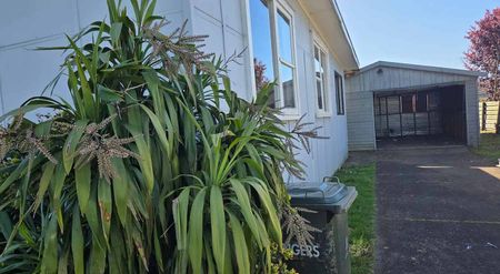 Charming 3BR Home - Photo 2