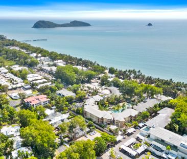 Charming 2-bedroom furnished townhouse, a leisurely stroll to the b... - Photo 6