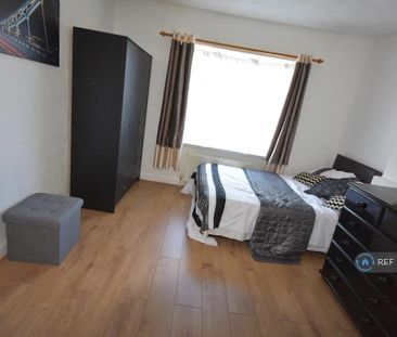 4 bedroom semi-detached house to rent - Photo 3