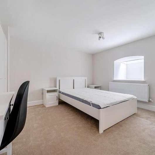 Grosvenor Road, Aldershot, GU11 - Photo 1