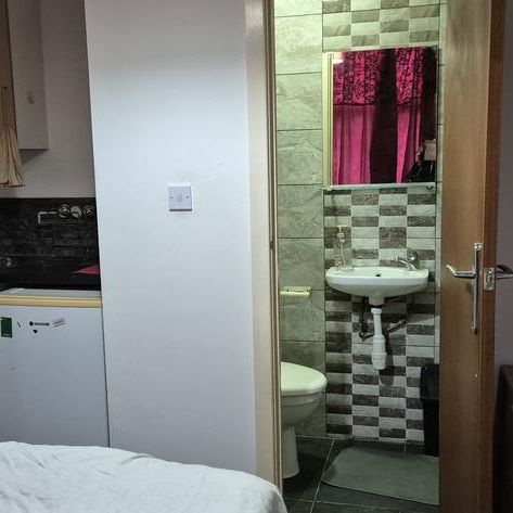 1 bedroom in a house share to rent - Photo 1