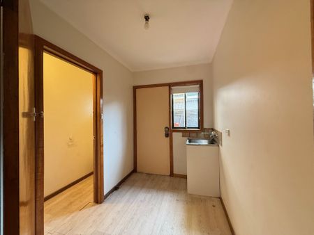 Delightful 3 Bedroom Home - Photo 2