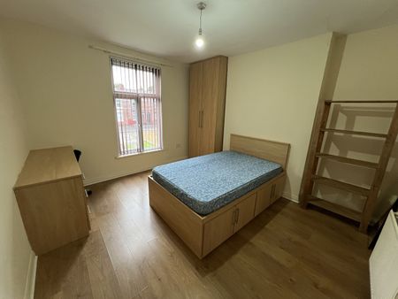 8 Bed Semi-Detached House, Egerton Road, M14 - Photo 4