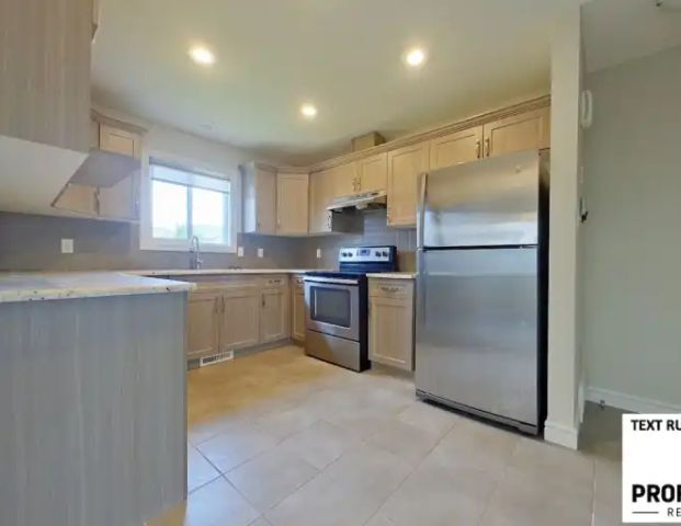 PET FRIENDLY 3 Bed / 2.5 Bath Half Duplex SE Edmonton | 2913 15 Street Northwest, Edmonton - Photo 1