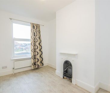 2 bed House - Mid Terrace To Let - Photo 2