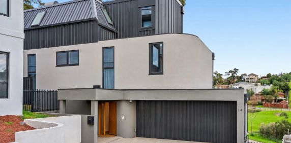 Architecturally Designed Luxury in a Prestigious Riverside Setting - Photo 2