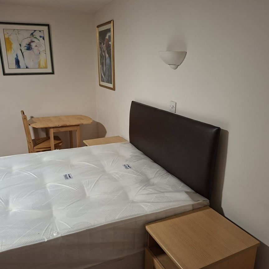Room in a Shared Flat, Pine Rd, NW2 - Photo 1
