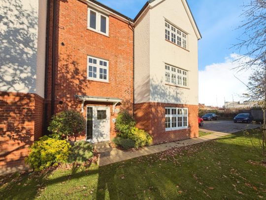 2 bedroom Flat To Let - Photo 1