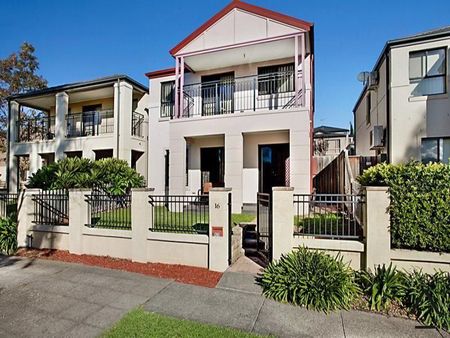 BEAUTIFULLY PRESENTED FAMILY HOME IN SOUGHT-AFTER WEST HOXTON - Photo 5