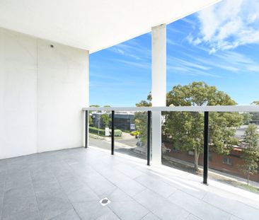Spacious Light Filled Apartment - Photo 3