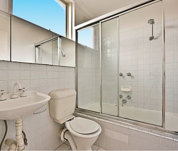 Register to Inspect: SPACIOUS APARTMENT WALKING DISTANCE TO LYGON ST! - Photo 5