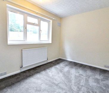 Three Bedroom House To Let on Coltsfoot Road - Photo 6