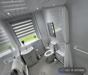 3 bedroom flat to rent - Photo 5