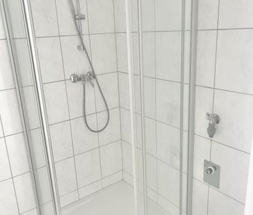 Stilvolle renovierte Altbauwohnung mit Fischgrätparkett und Gemeins... - Photo 1