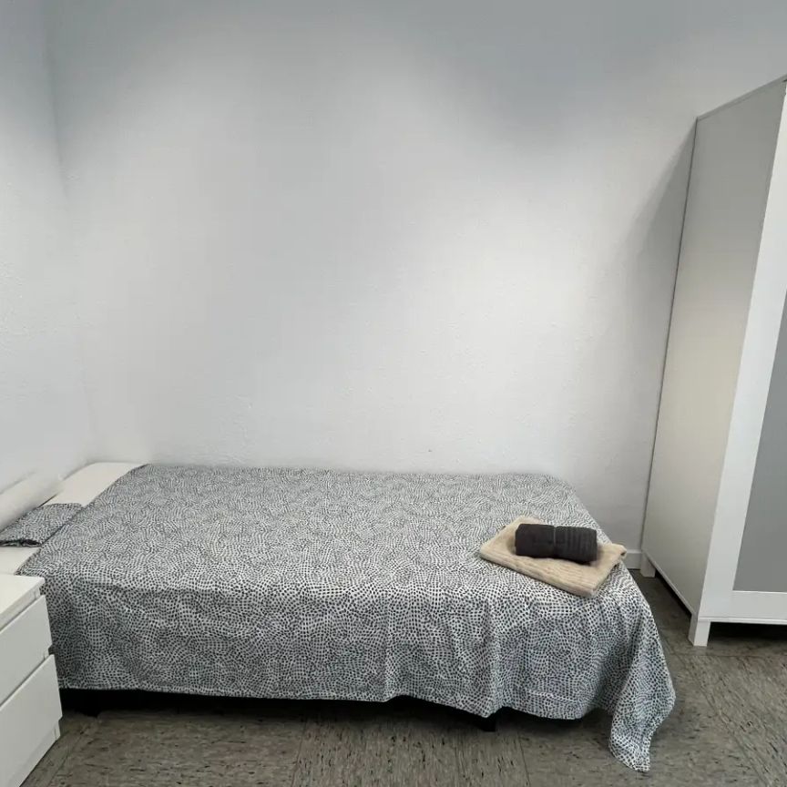 Room in a shared 13-bedroom apartment for rent in El Camp d'en Grassot i Gracia Nova - Photo 1