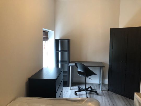 Room in a Shared House, Clough Road, S1 - Photo 1