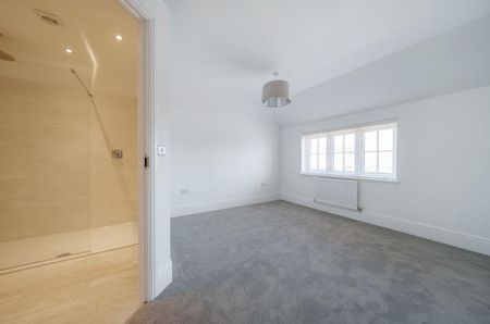 4 bedroom detached house to rent - Photo 2