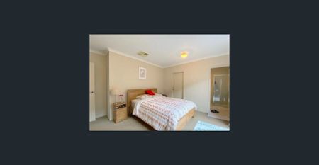 Modern 4 Bedroom Family Home - Walk to Schools, Shops & More! - Photo 3