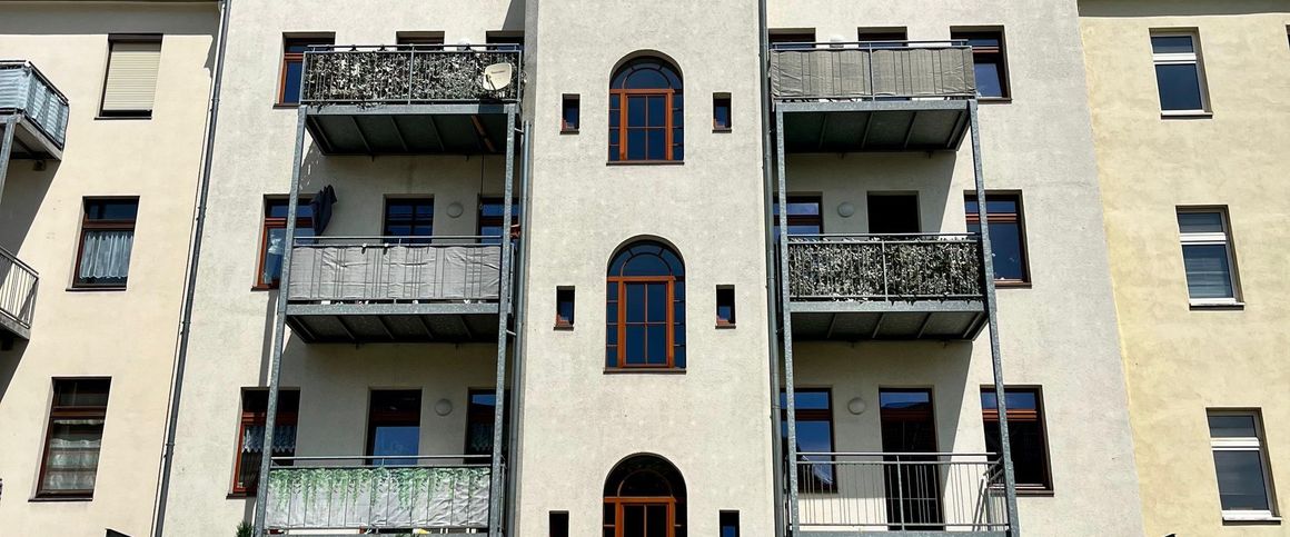 3- Raum-Dachgeschosswohnung mit Fahrstuhl und Stellplatz! - Photo 1