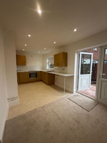 3 bedroom semi-detached house to rent - Photo 5