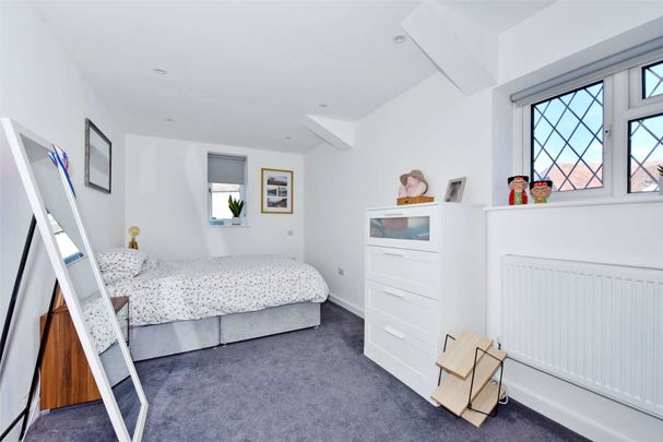 Attractive barn conversion in a farm setting - Photo 1