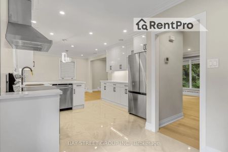 Detached Home For Lease | W9231450 - Photo 4