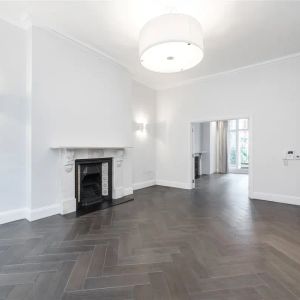 1 bedroom flat in London - Photo 2