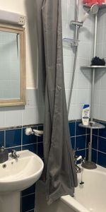 1 bedroom in a flat share to rent - Photo 4