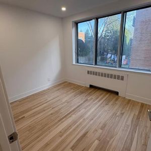 Newly Renovated Three Bedroom Apartment for Rent! - Photo 2