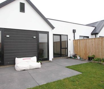 Three Bedroom Townhouse in Faringdon - Photo 2