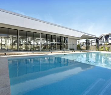 Upmarket Luxury Townhome with 3 Parking Spaces - Photo 2