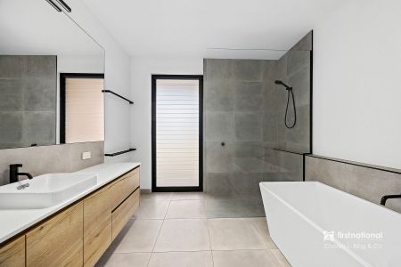 Timeless Design Meets Curated Luxury - Just 5km from Echuca - Photo 4