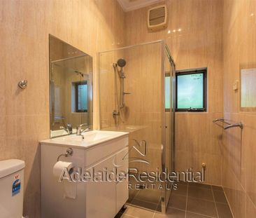 Refurbished three bedroom home - Photo 5