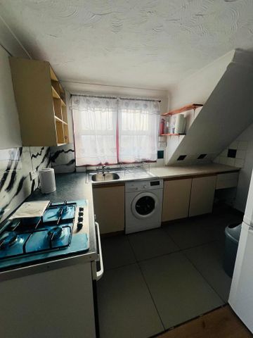 3 bedroom flat to rent - Photo 4