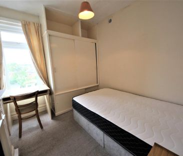 4 bedroom semi-detached house to rent - Photo 5