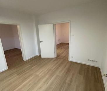 Erstbezug nach Sanierung! 2 Zimmer plus große Wohnküche, inkl. EBK ... - Photo 2