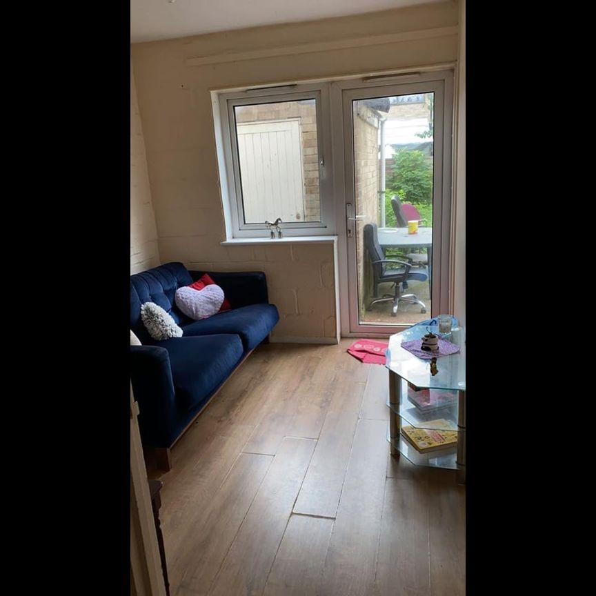 Room in a Shared House, Clifford Road, E16 - Photo 1
