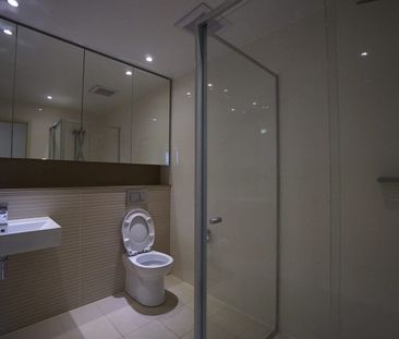 Stylish Two-Bedroom Apartment with Pool & Garden Views - Photo 5