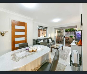 Convenient, low maintenance Granny Flat, CTHS Zoned!!! Next to the ... - Photo 1