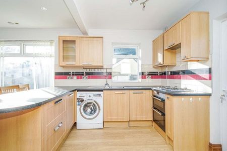 3 bedroom semi-detached house to rent - Photo 5