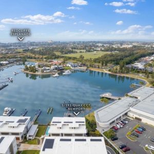 Executive Townhome on Newport lake with private pool & pontoon. Short tern lease offered until 10/01/2027. Contact Julie Sykes 0438 050 110 - Photo 3