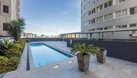 Queen size bed and pool - Photo 5