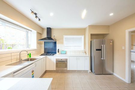 Spacious home in well sought after location. - Photo 2