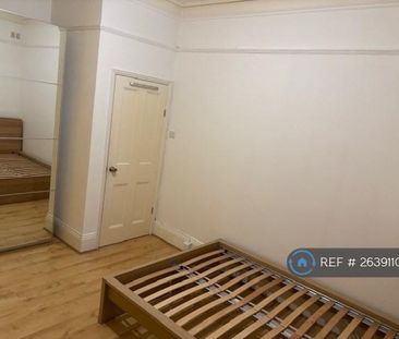 1 bedroom in a flat share to rent - Photo 2