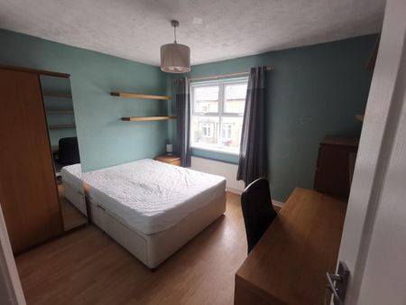 4 bedroom end of terrace house to rent - Photo 4