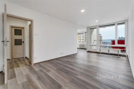 Moderní 3+1 po rekonstrukci s lodžií na pronájem. Designová koupelna, stylová kuchyně. Praha 8 Kobylisy. - Photo 2