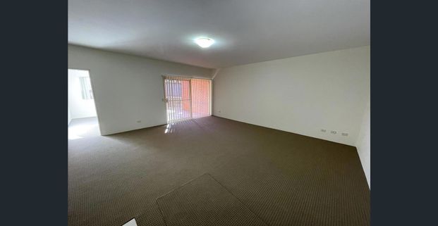 2 BEDROOM UNIT CLOSE TO MACQUARIE SHOPS AND TRANSPORT! - Photo 1