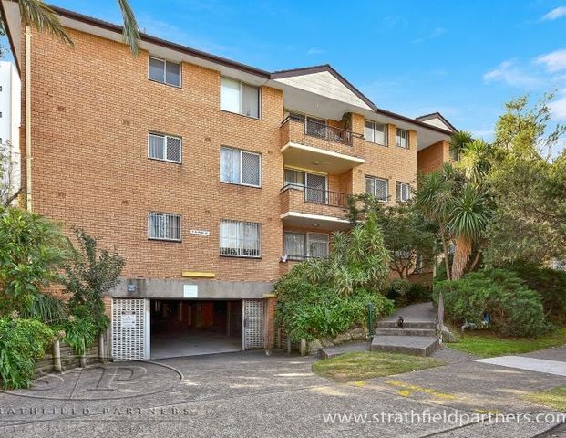 Generously Proportioned Apartment in Great Location! - Photo 1