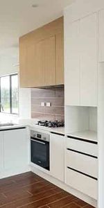 Stunning Four Bedroom Townhouse - Photo 4